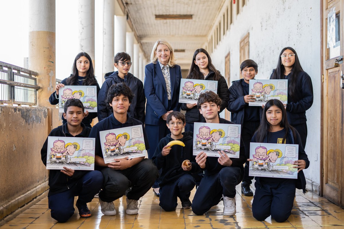 HOY 
Nuestra @unicefchief, Catherine Russell, de visita en Chile, se reunió con estudiantes de la Escuela República de Alemania. Conversaron sobre sus dificultades, experiencias de buena convivencia y acogida en una escuela con alta tasa de alumnos extranjeros.

#ParaCadaInfancia