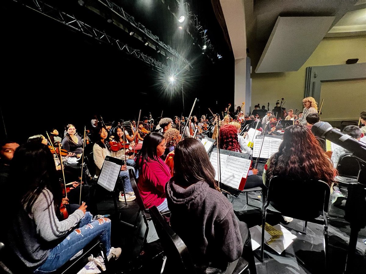 🎻 Bridging generations through music! The West Orange High School Orchestra welcomed the talented Edison Middle School Chamber Orchestra for an inspiring workshop. Check out video and photos from this moment here: tinyurl.com/yt65fnah 🎶 #MusicEducation #wopride #orchestra