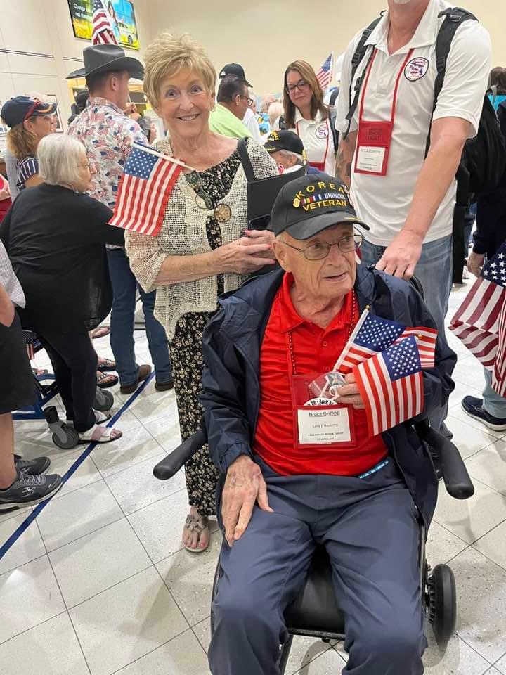 Korean War Veteran Bruce Griffing retuning from DC Honor Flight
#HonorFlight #KoreanWar
#VeteransLivesMatter