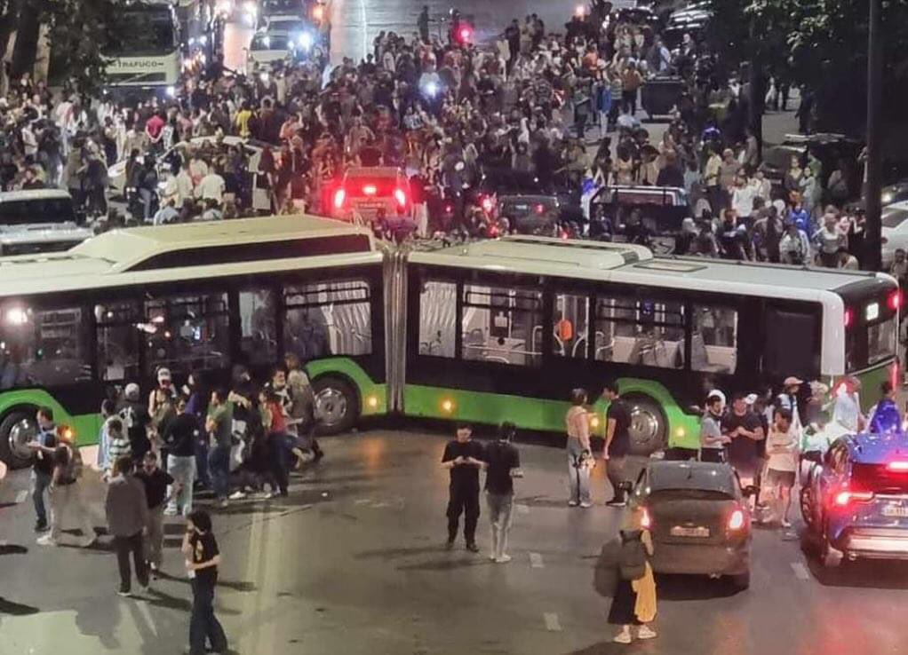 İt is our Georgia ✊🥰🇬🇪

The bus driver blocked the road to protect the protesters from the attack of the special forces ✊✊✊
#tbilisi #georgia