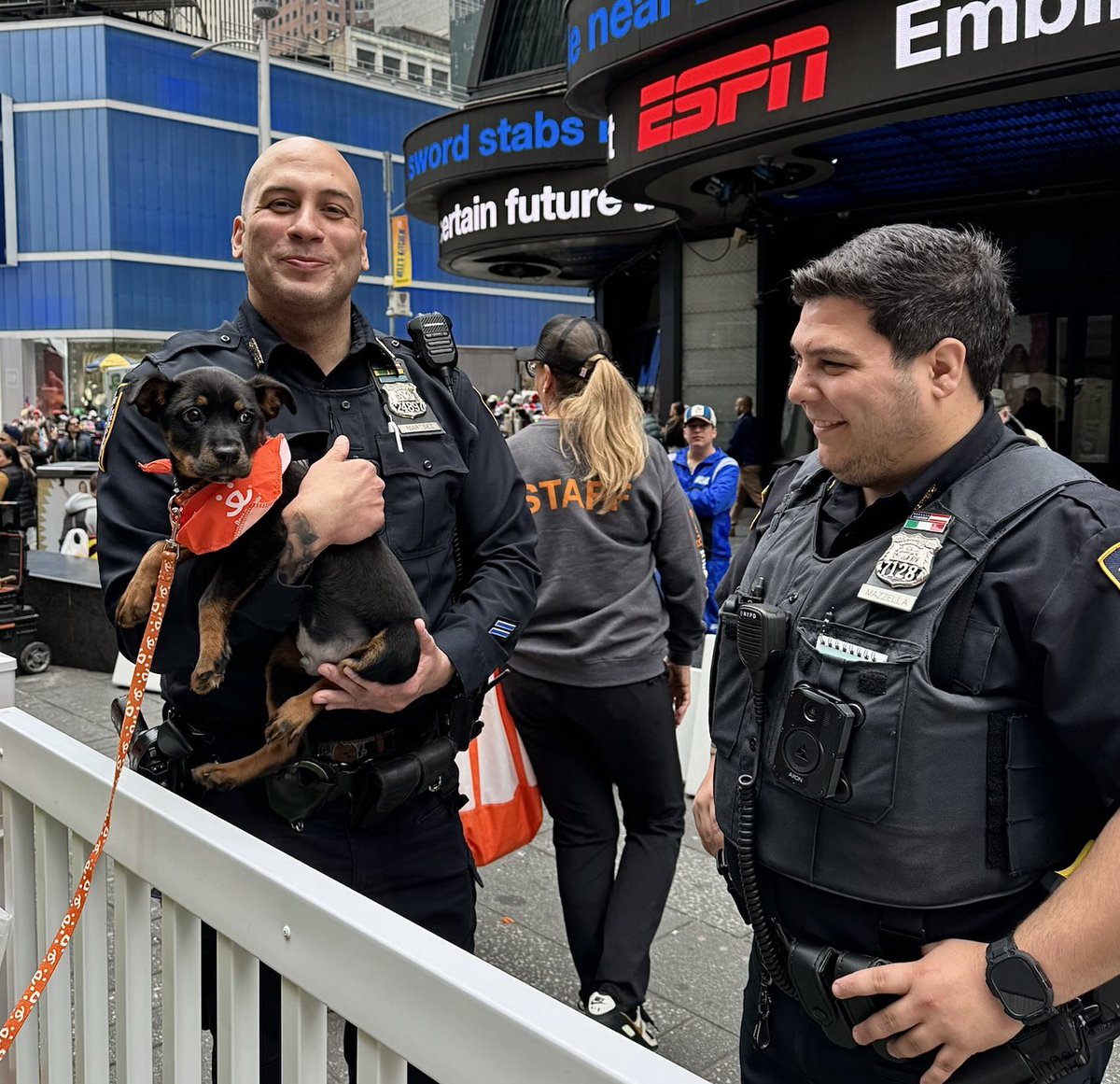 You know it’s a good time when EVERYONE is smiling 🥰😉 Our #BringLoveHome event is still going strong in Times Square! Tell us about your rescue pet for a chance to have your pet featured in a Best Friends Animal Society national ad! Just post using #BringLoveHome 🧡🐾