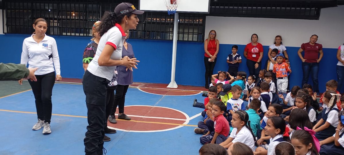 Jornada formativa en la EE Blanca López de Sánchez, con la actividad de mi perro guardian <a href="/_LaAvanzadora/">Yelitze Santaella</a> @MPPEDUCACION <a href="/FreddyBernal/">Freddy Bernal</a> <a href="/Berzabethg1/">Berzabethgandicaoficial</a> <a href="/cdc/">This is not the CDC</a>