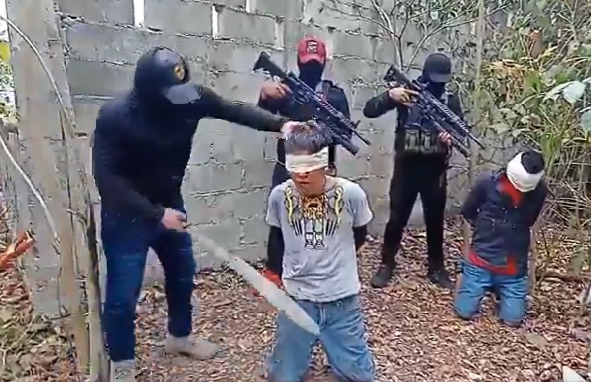 Delincuentes del CJNG publica video que muestra la decapitación de dos integrantes (vigías) de la banda Barredora en Tabasco.

Video👇🏼
x.com/i/status/17854…