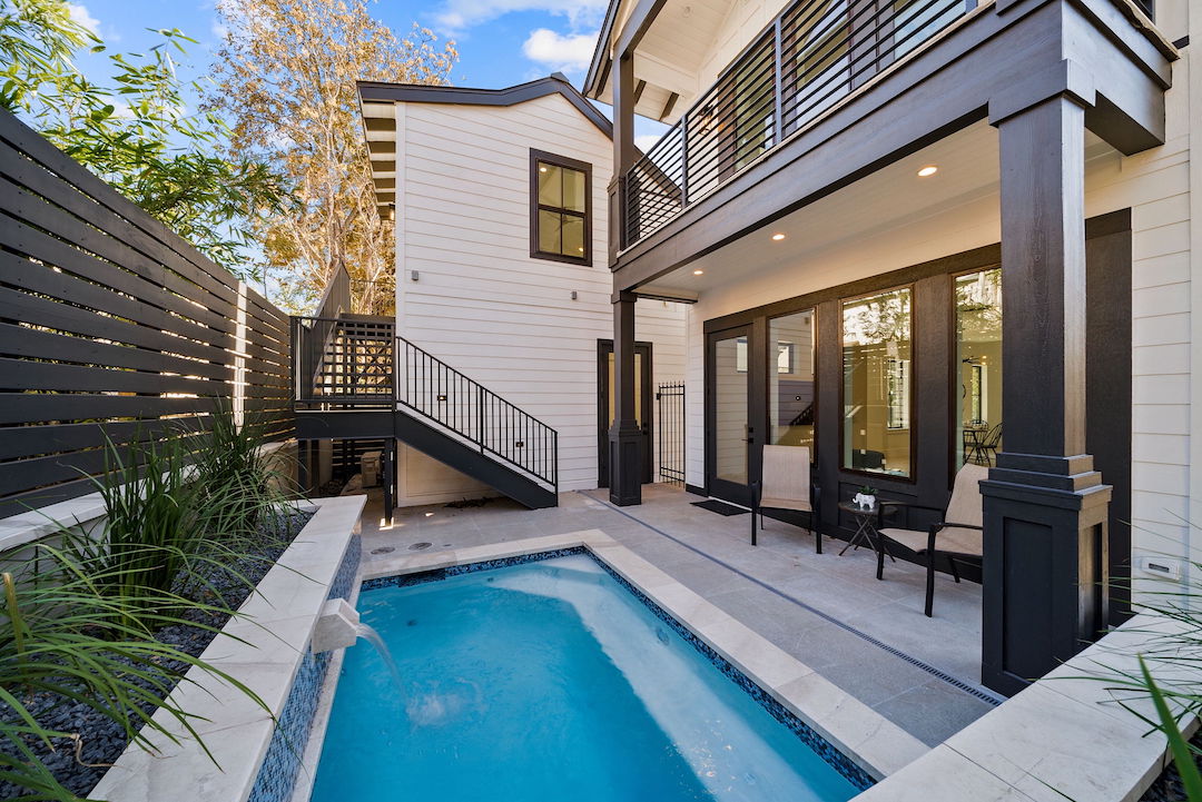 Overflowing with thoughtful details, this #urbanhome makes the most of its layout. A living bamboo wall behind the rear fence creates a peaceful sense of separation from the #citylife just off the lot. View the listing: bit.ly/4bdmqWu #LuxuryPortfolio #LuxuryRealEstate