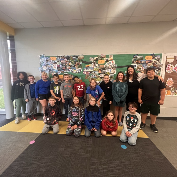 BlackmoreBears's tweet image. Postcard Project Update! 

*272 total postcards - with ALL 50 States!
*A stuffed animal “class pet” 
*A wooden postcard 
*Postcards from Qatar, Kuwait, St. Croix, Curaçao, Barcelona, and Brazil 
*A couple post card “books”
*Stickers &amp;amp; many personal notes and pictures! #BEfamily