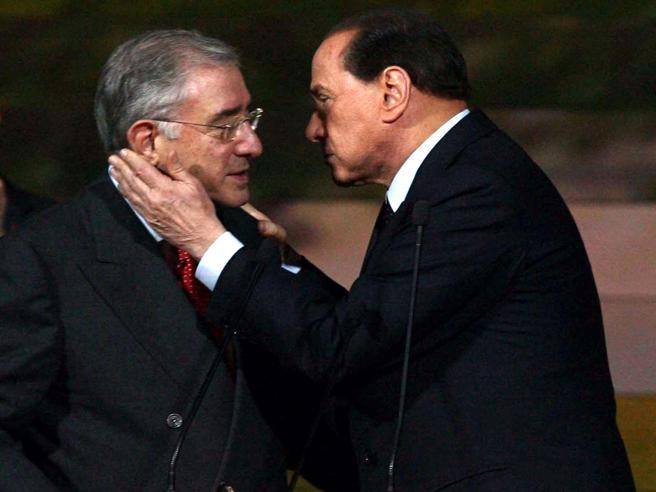 Bonifici milionari alla moglie di Dell'Utri per il silenzio sulle stragi di mafia. È l'ipotesi con cui la Dda della Procura di Firenze ha chiuso le indagini nei confronti del braccio destro di Berlusconi. Baciamo le mani.