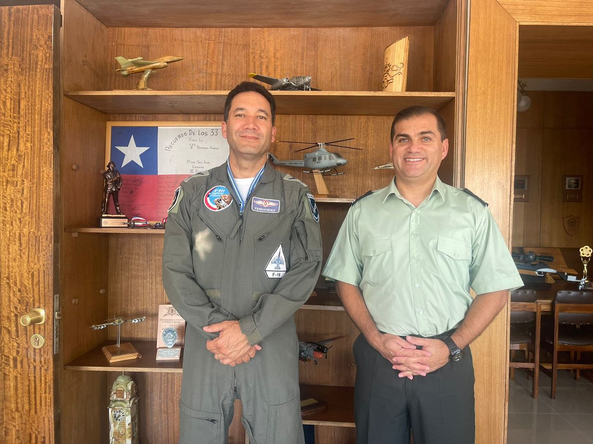 Comandante en Jefe de la Vª Brigada Aérea #FACH recibió al recién asumido Director Regional de @Gendarmeria_CL junto al Jefe Operativo para estrechar lazos de colaboración mutua.