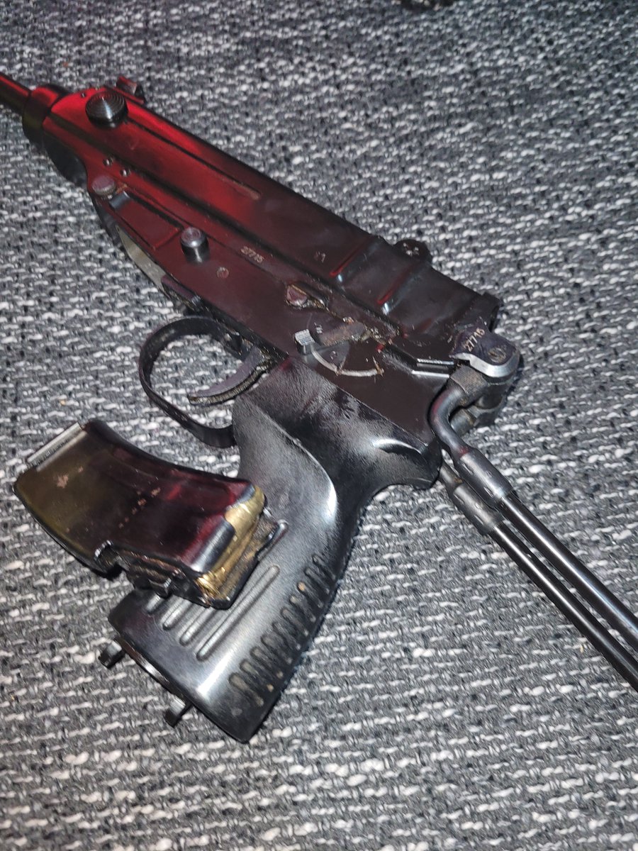Das hier ist eine illegale Maschinenpistole Vz 61 Skorpion, aufgenommen im Januar in Berlin Komplett vorbei am Waffenrecht angeboten von einem Dealer für etwa 3.000 Euro, inklusive Munition Was wir alle nicht wissen können: 1/x