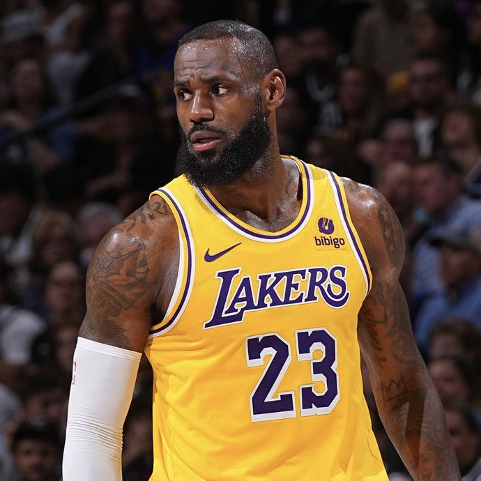 REPORT: LeBron is expected to sign a 2-3 year extension with the Lakers, per Woj. The King is here to stay. 😈