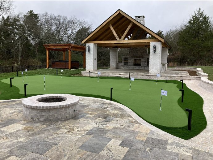 Lush Synthetic Grass Creates the Perfect Backyard Putting Green luxurylifestyle.com/headlines/lush… #turf #grass #lawns #syntheticgrass