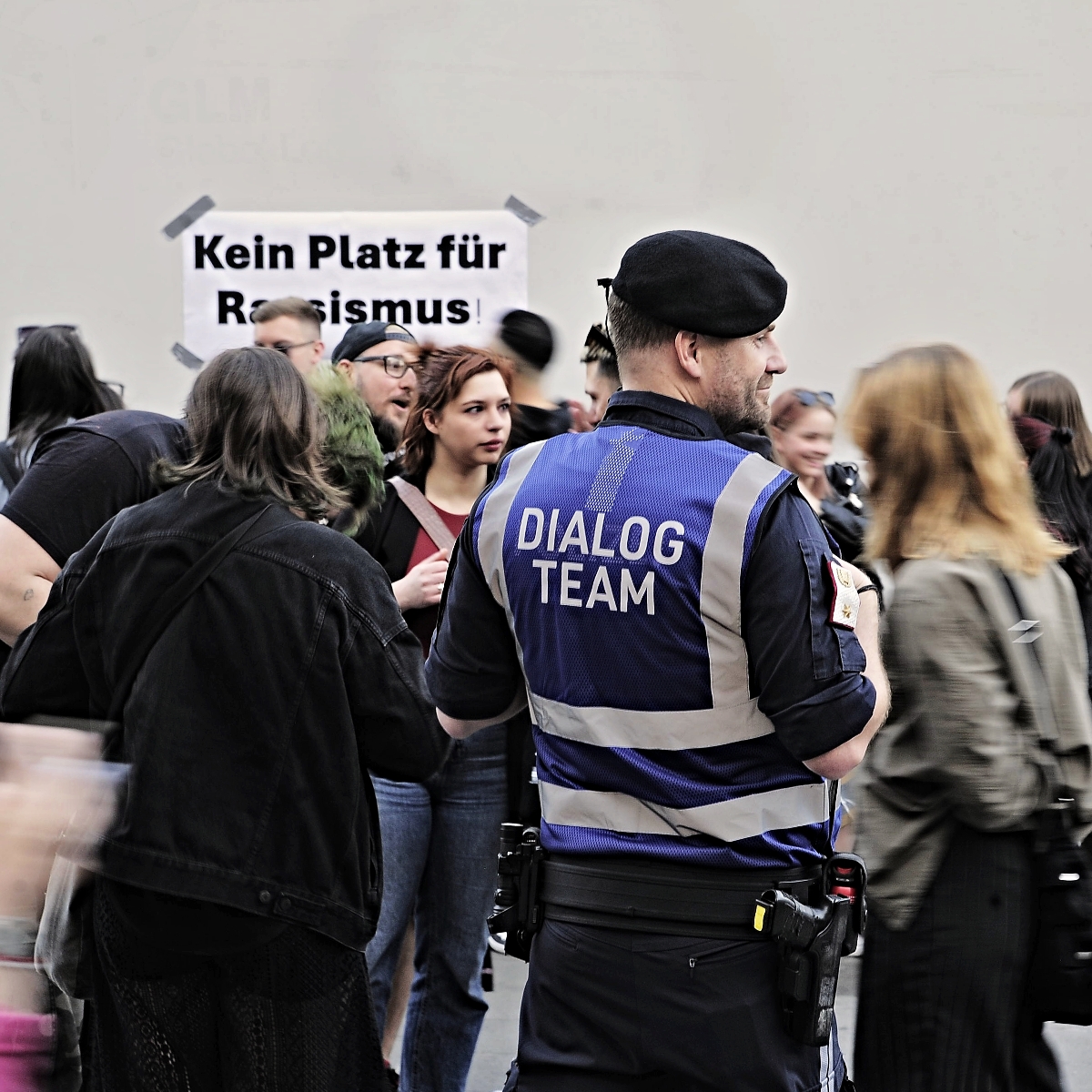 Das ist neu und positiv in der @LPDWien: 
 Eine Mischung aus 'szenekundigen' Beamten und Dialogbereitschaft -man hat sich u.a. an der Schweiz orientiert- das 'Dialog-Team' der #Polizei .

#Dialog #Wien #Exekutive