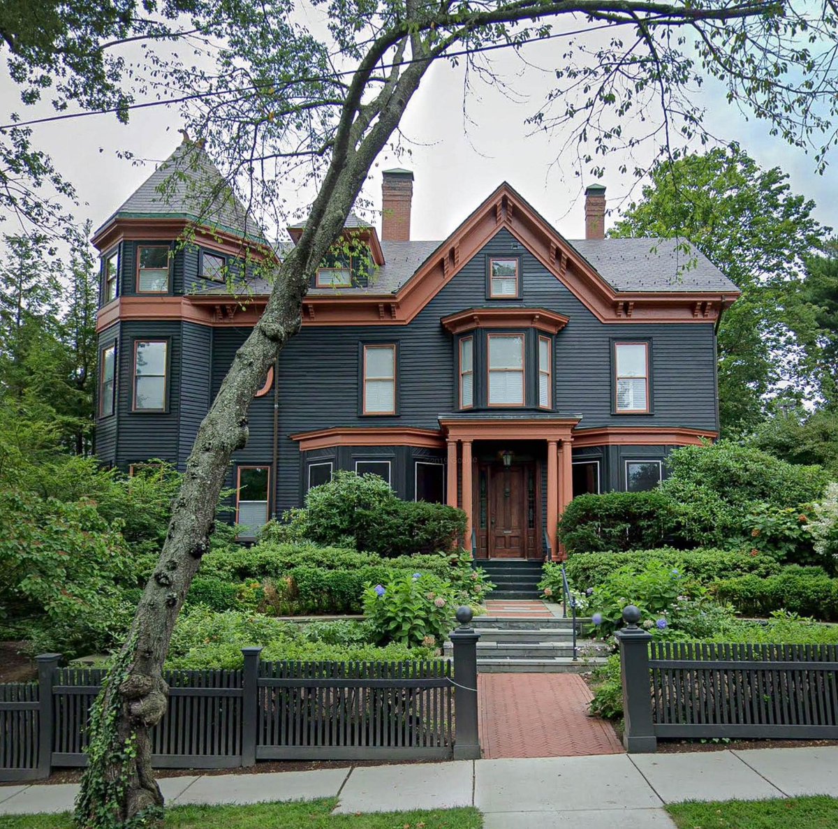 1873 Victorian Manor with double bay windows and a stunning tower! Located in Cambridge, Massachusetts 🇺🇸 • 📸 Google Streetview