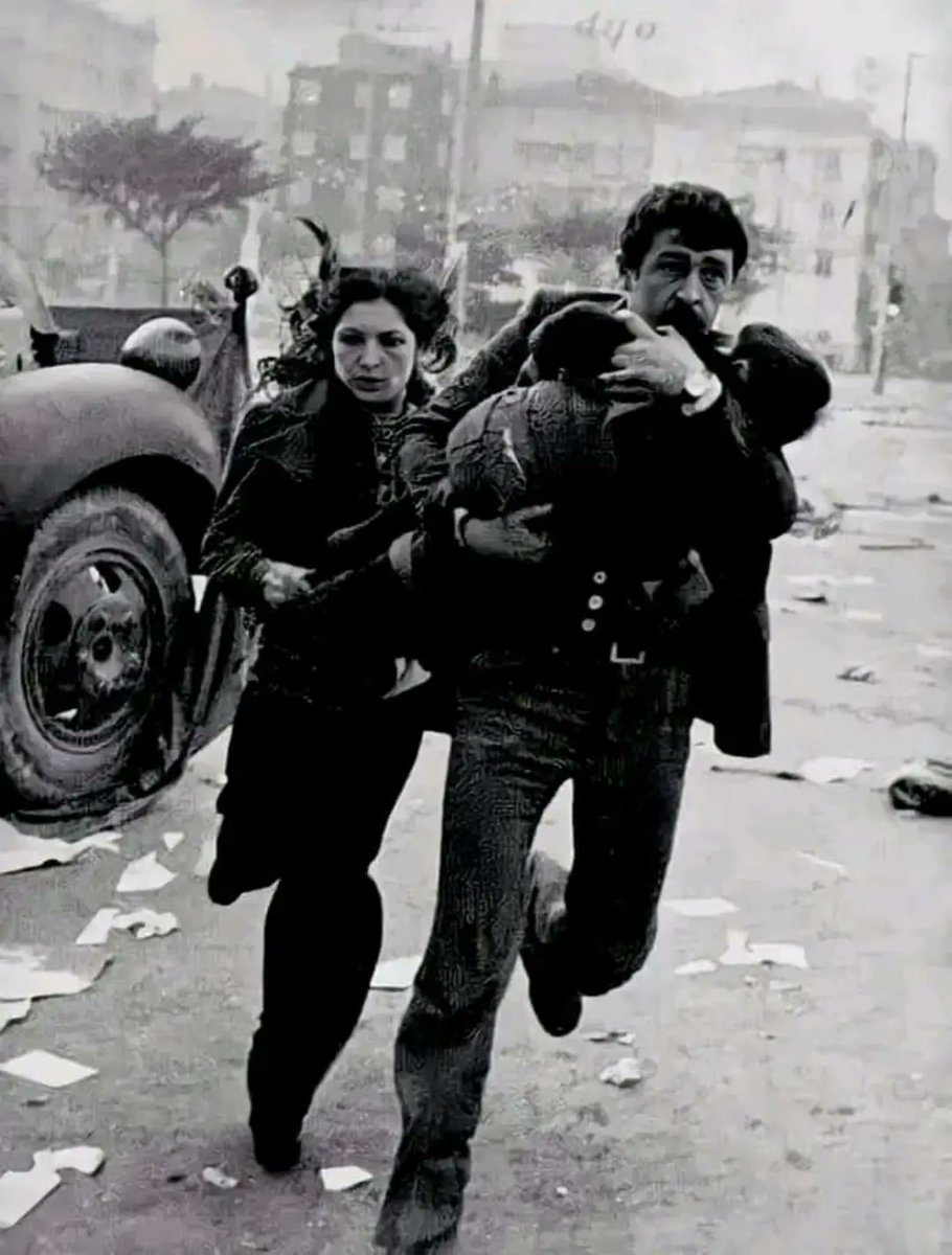 Ara Güler'in çektiği kanlı 1 Mayıs 1977 fotoğrafı.. ( O gün o meydanda ben de vardım,su satıyordum, olaydan yarım saat önce suyum bittiği için bir süre halay çekenleri izleyip sonra meydandan ayrılmıştım )