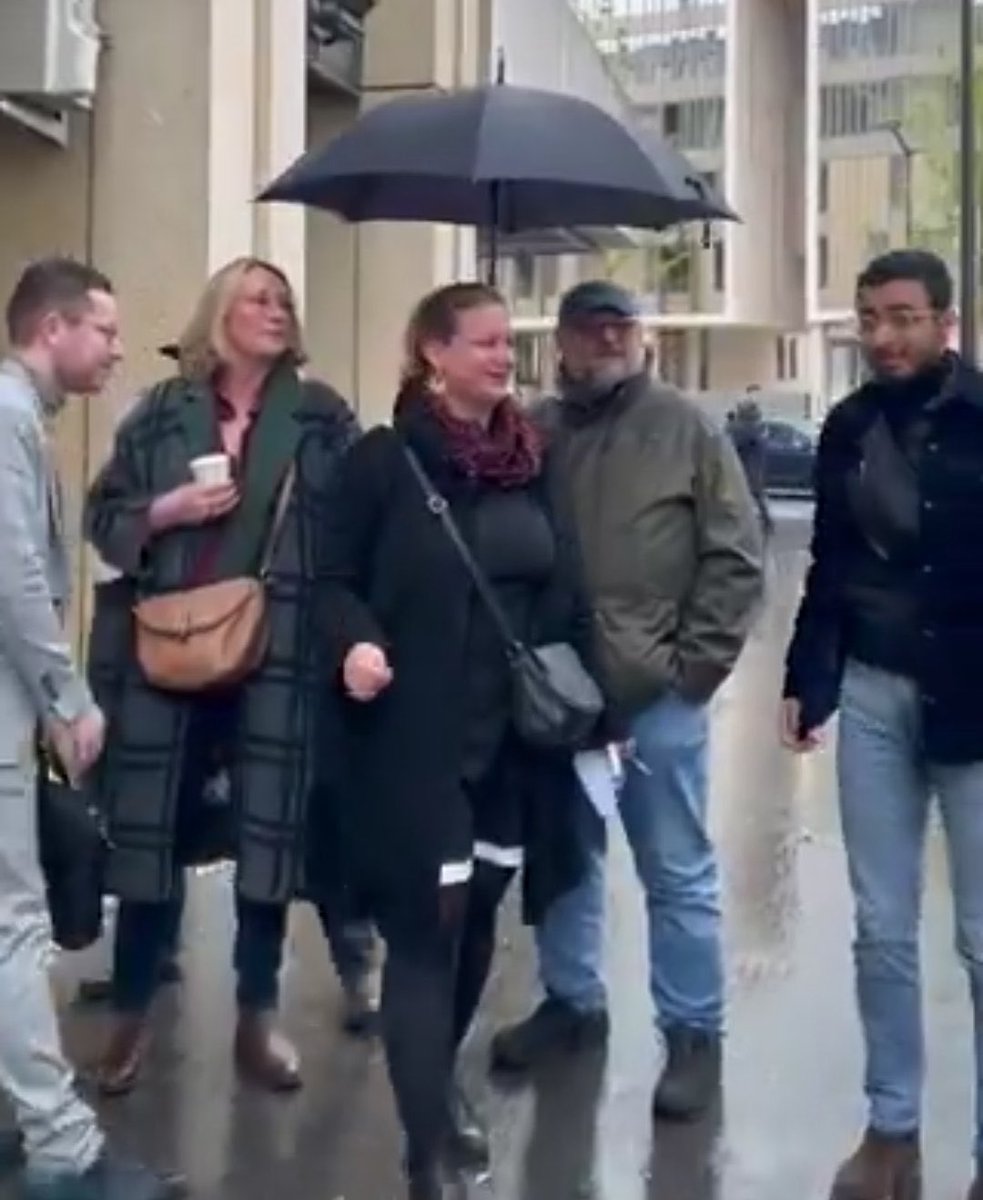 L’un est président et porte seul son parapluie. L’autre est députée LFI et fait porter son parapluie par une autre personne. Non, rien.