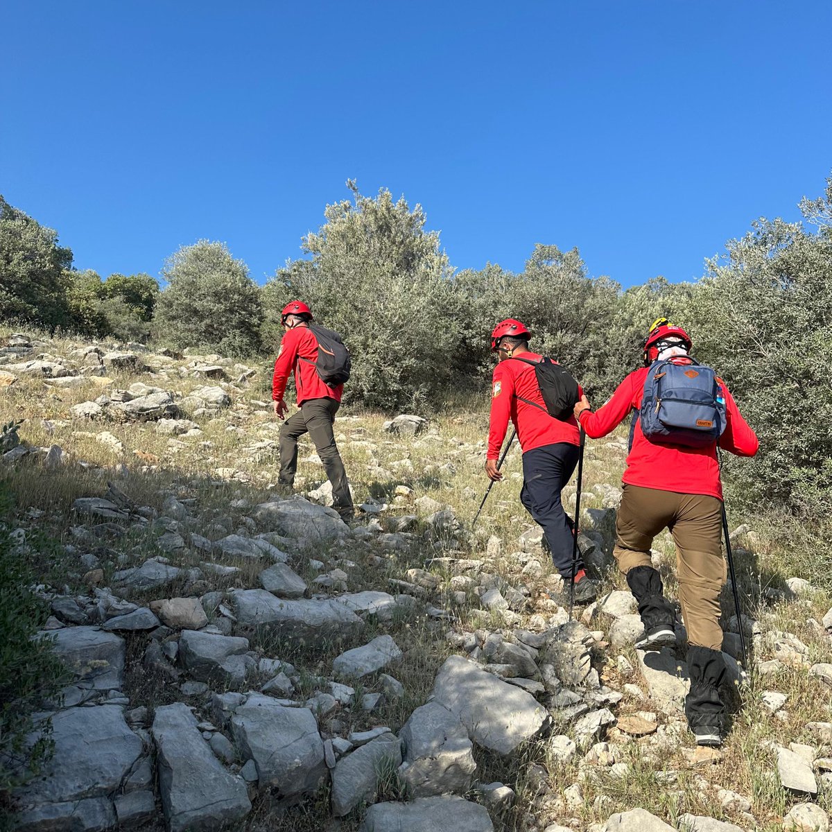 #AKUToperasyon #AKUTSelçuk ekibimiz, İzmir Torbalı'da kaybolan bir vatandaşımız için AFAD'la birlikte çıktığı ortak operasyonu, kayıp vatandaşımızı bulup sağlık ekibine teslim ederek sonlandırmıştır.