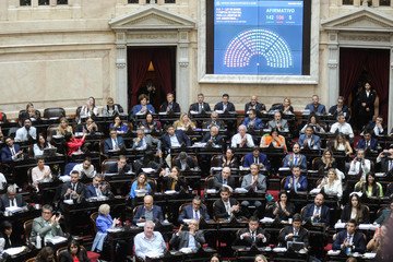 La #LeyBases deja a la mayoría de las #mujeres sin acceso a una #jubilación digna, lo que subraya la urgencia de políticas de igualdad de género.

#MileiContraElPueblo