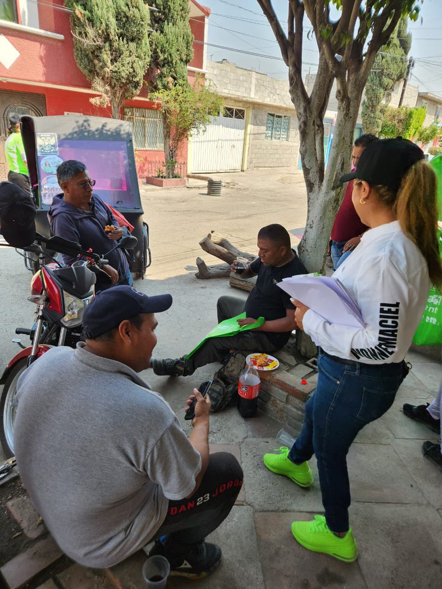 IvonneMacielF's tweet photo. Explorando la colonia La Glorieta en Ecatepec de Morelos, descubriendo las necesidades de nuestra comunidad y compartiendo propuestas para un futuro mejor. ¡Juntos, construyamos un entorno más próspero y vibrante para todos! 💚✨ #ConIvonneVa #MujeresQuePiensanEnGrande https://t.co/zQISNWg7ik