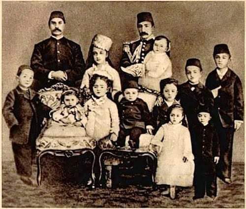 Sırf Osmanlı hanedan mensubu diye 7 yaşındaki çocuğu sen  kalk utanmadan sürgün et. sonra gel bana 23 Nisan #çocukbayramı de !! yazıklar olsun.....
#KonstantinMüftüsü