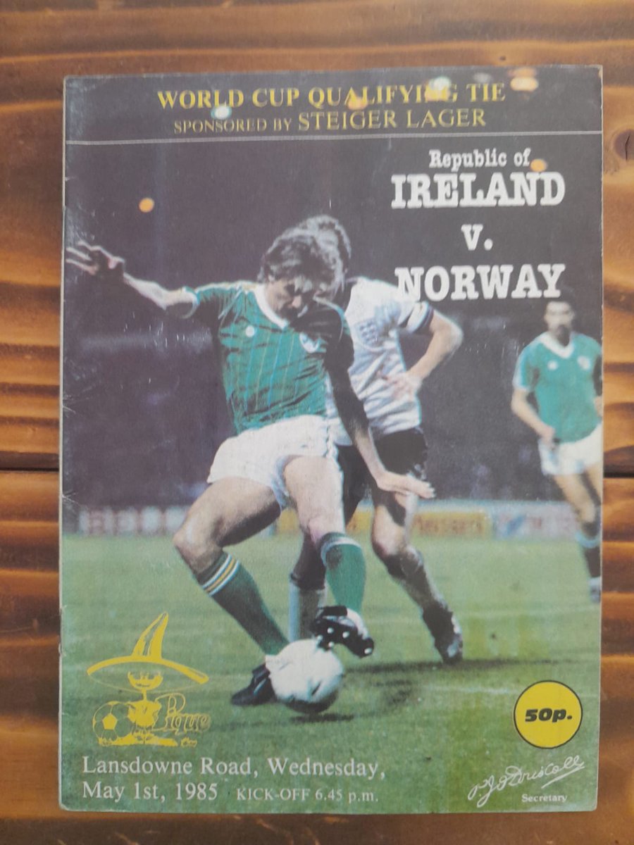 Norway were the visitor's to Lansdowne Road for a World Cup Qualifying game v the Rep of Ireland on this day in 1985...

A dour 0 0  draw in front of just 16,000 fans. 

Below is the very rare shirt used on the day, this one is an unnumbered spare that was a gift to a LOI ref.