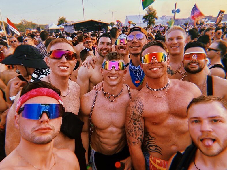 _elanchik_'s tweet image. I’m all glowed up
@projectglowfest @insomniacevents 
#projectglow #gaydc #summer #musicfestival 
#edm #house #Euphoria #Zedd #purplediscomachine