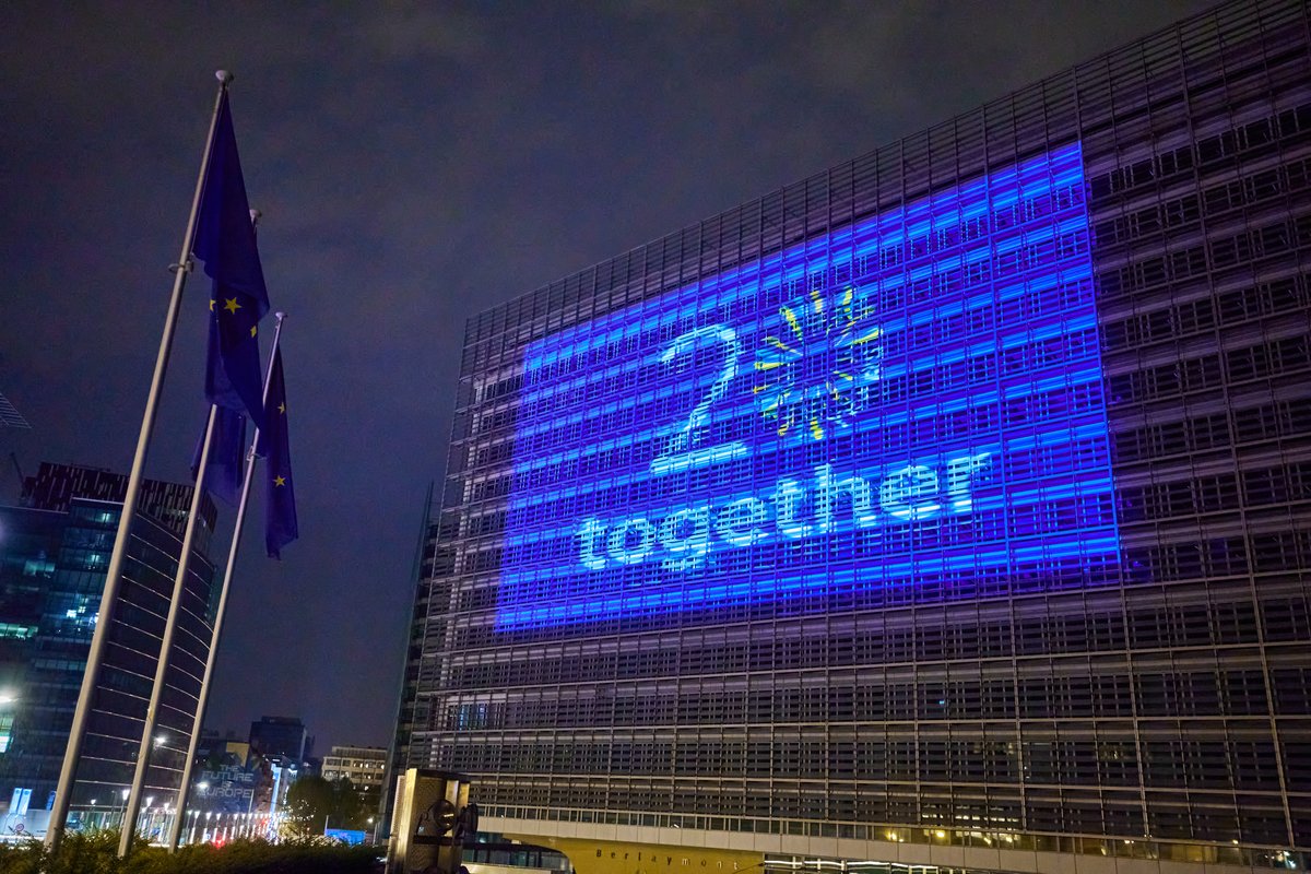 À minuit, le 1er mai 2004, notre Union 🇪🇺 accueillait 10 nouveaux membres 🇨🇾🇪🇪🇭🇺🇱🇻🇱🇹🇲🇹🇵🇱🇸🇰🇸🇮🇨🇿 📸 Le Berlaymont, siège de la @EU_Commission, s'illumine ce soir pour célébrer ce moment historique. Nous sommes plus forts ensemble 💪 #20YearsTogether #OnThisDay