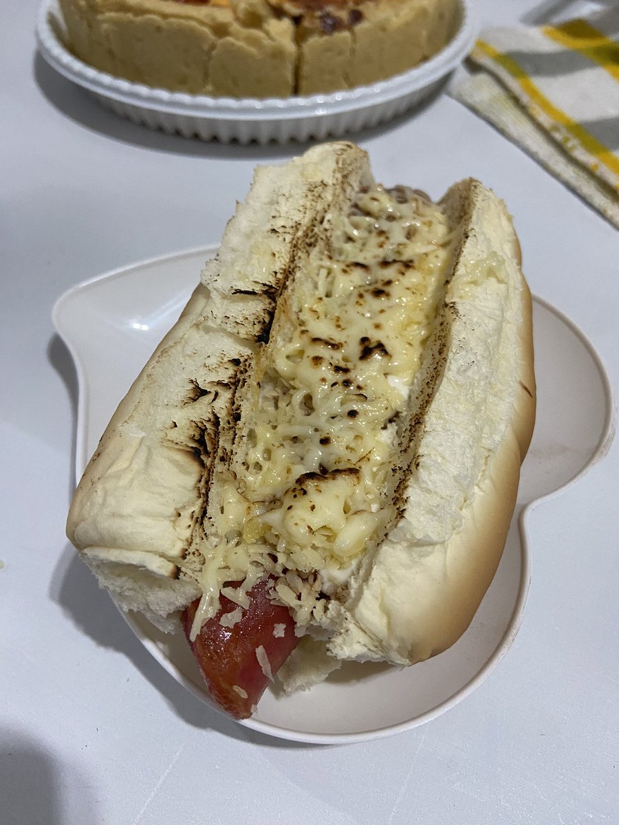 Senhoras e senhores, pão com linguiça artesanal, aquele molho discreto puxadinho na cebola e muito queijo maçaricado 😮‍💨🤤
Dei aulas!!!