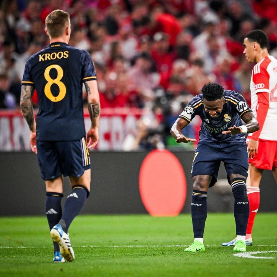 Vinicius le hace la reverencia a Toni Kroos tras el pase que le dio para el primer gol.