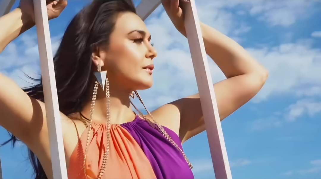 PreityZintaPeru's tweet photo. Some screenshots of  new photoshoot of #PreityZinta @realpreityzinta by @Ash838MG (1)  😍 https://t.co/OyilArdtUI