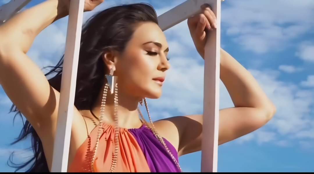 PreityZintaPeru's tweet photo. Some screenshots of  new photoshoot of #PreityZinta @realpreityzinta by @Ash838MG (1)  😍 https://t.co/OyilArdtUI
