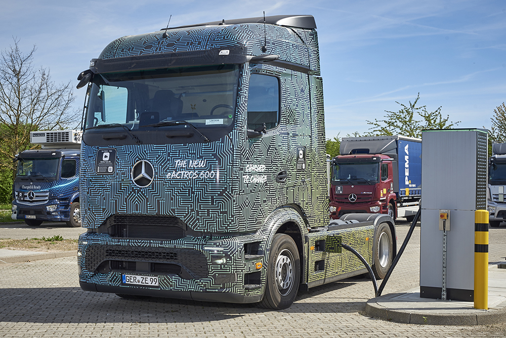Mercedes uses Megawatt Charging System to charge an electric truck at one megawatt
zurl.co/1Obc 
-
@DaimlerTruck #Mercedes #electrictrucks