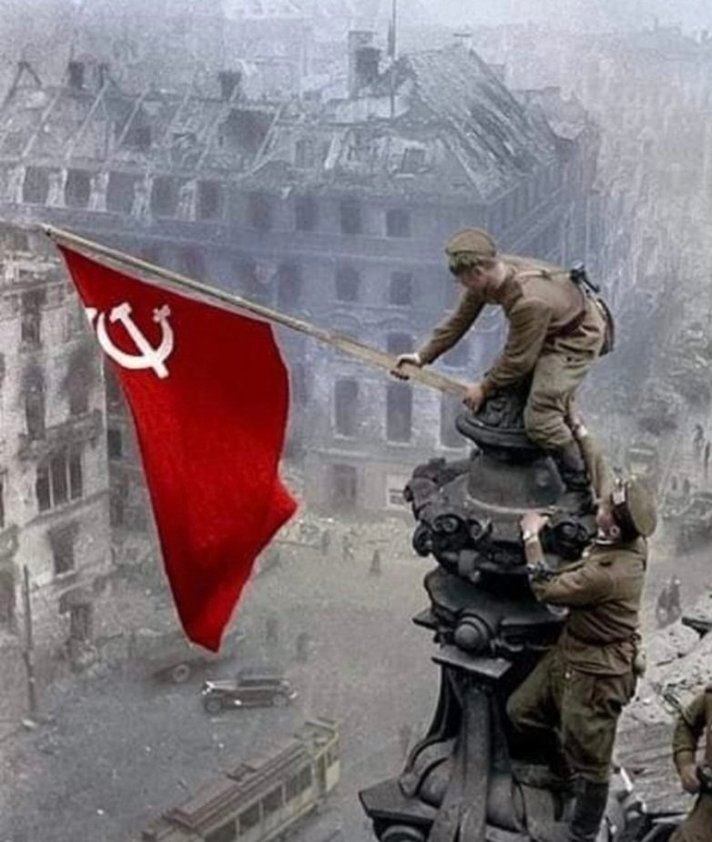 Esta imagen cumple 79 años. Simboliza la derrota del fascismo.