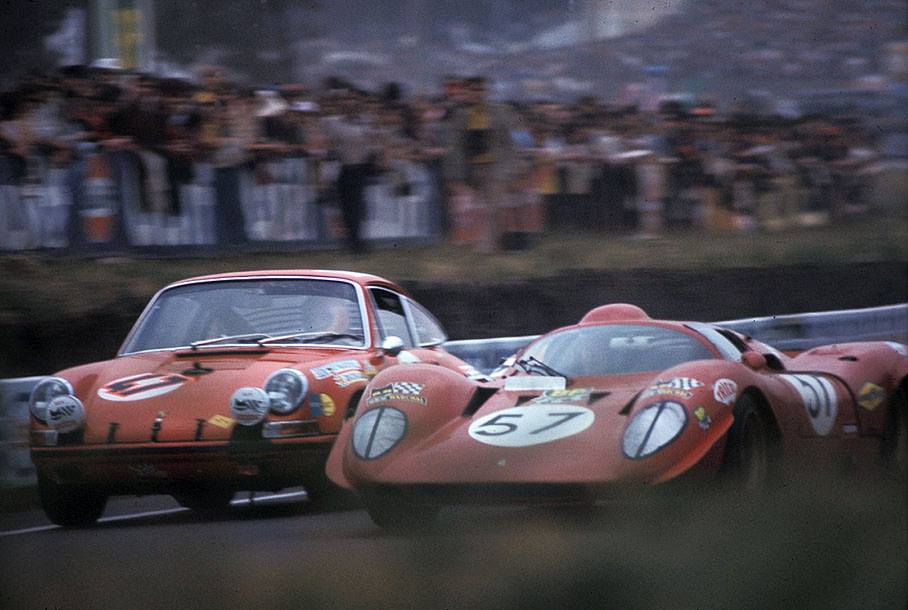 La Ferrari 312P de Chuck Parsons -Tony Adamowicz pasa al Porsche 911ST GT de Erwin Kremer -Nicolas Koob en las 24 Hs. de Le Mans 1970