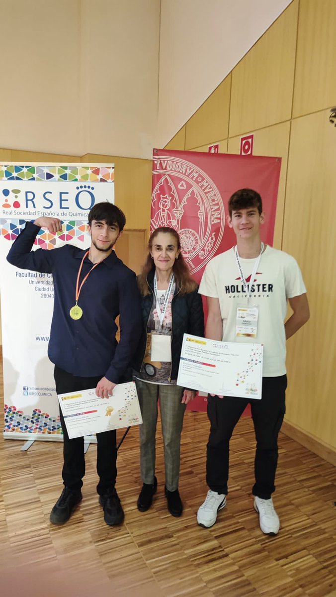 Daniel García Mihalic (IES Santa Brígida, GC) y Fabrice Campagna (IES Montaña de Guaza, TF) representaron a Canarias en la Olimpiada Nacional de Química. Daniel consiguió una Medalla de Oro (4º puesto) y representará a España en la Olimpiada Internacional. ¡Felicidades!