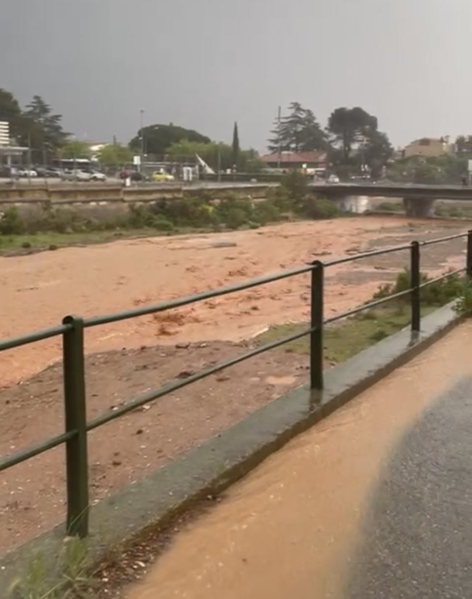 Ahir per les rieres del Vallès i el tram final del riu Llobregat baixaven 1.000.000 L d’aigua per segon. Avui està tota al mar. 

Penso amb regadiu per agricultura, parcs públics, neteja de carrers, ús industrial…

No plou prou i/o no sabem emmagatzemar-la fora del pirineu?