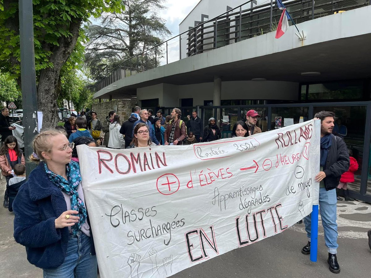 Manifestation dans les rues de #Bagneux avec les enseignants des #collèges. Baisse des dotations d’Etat, « groupes de besoins » qui vont sélectionner les élèves… la journée « collège mort » a été très suivie ce mardi dans tout le département: très très peu d’élèves présents.