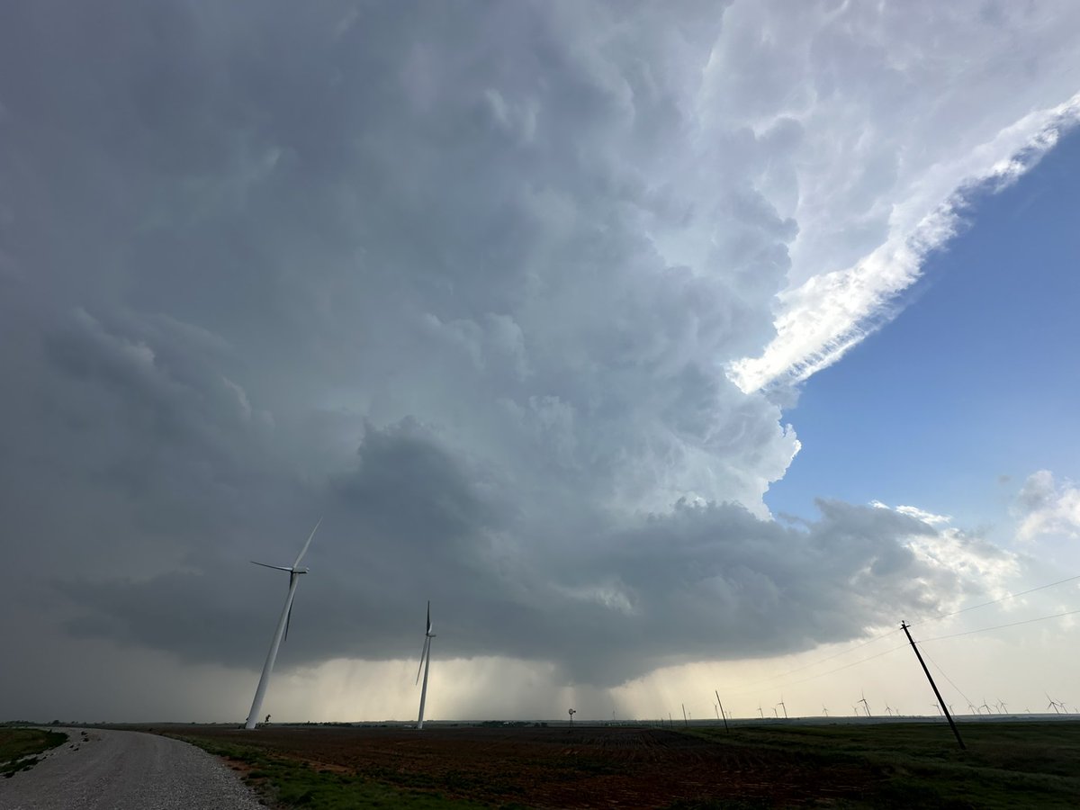 About as gorgeous of a left-split as I’ve ever seen. 5W of Weatherford OK #OKwx @NWSNorman @MikeCollierWX @MikeMorganKFOR