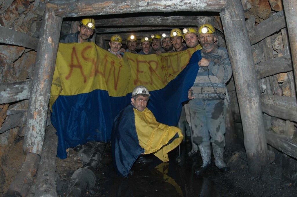 Zonguldak'taki maden işçileri şampiyonluğumuz sonrası yerin 200 metre altında bayrağımızla poz veriyorlar. (15.05.2004) #Fenerbahçe #1MAYIS