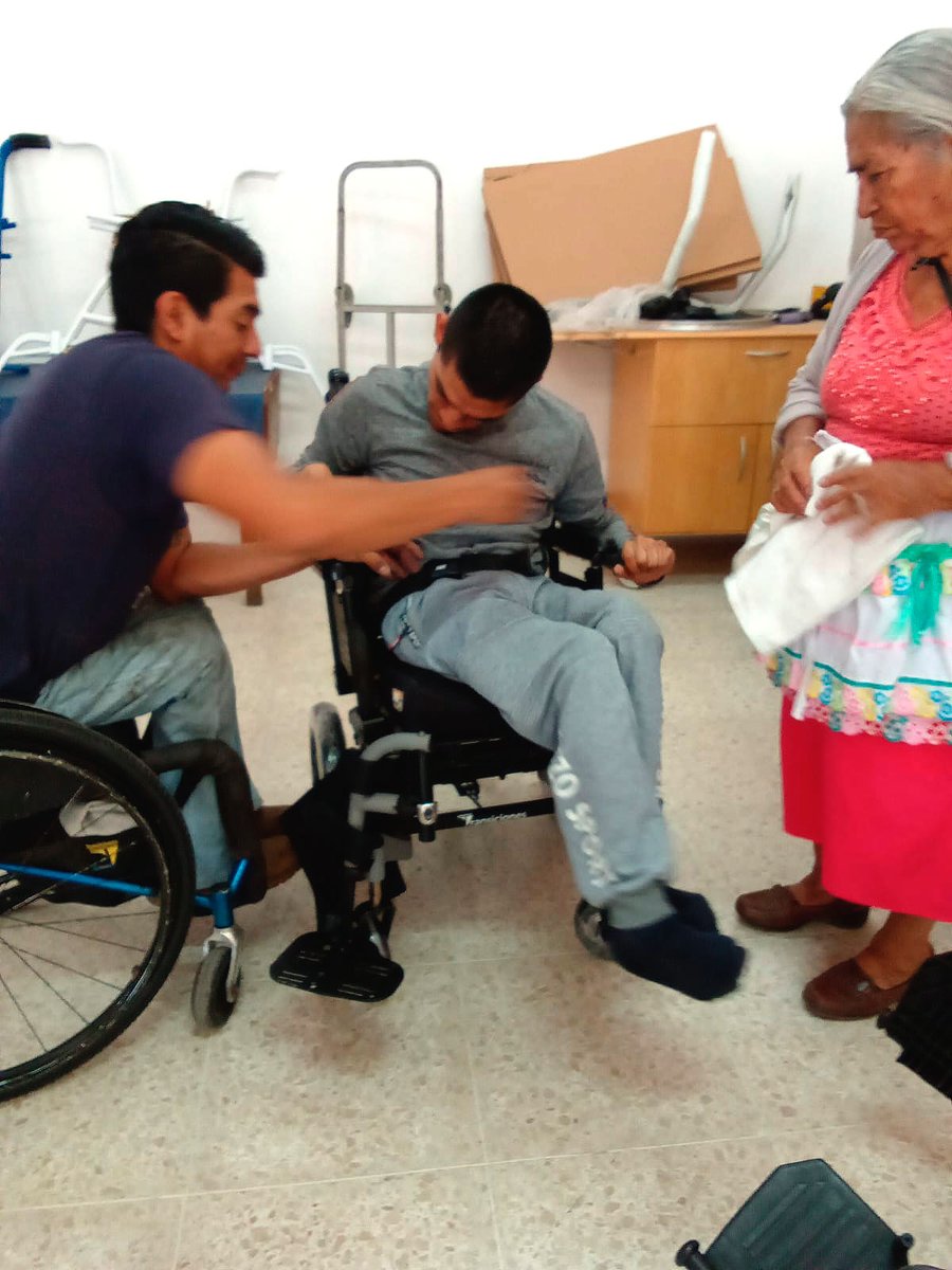 Ernesto Martínez quien sufre de Parálisis Cerebral ha viajado a la Antigua Guatemala, junto a su madre.𝐂𝐚𝐬𝐚 𝐅𝐞, 𝐅𝐞 𝐞𝐧 𝐏𝐫𝐚́𝐜𝐭𝐢𝐜𝐚 y 𝐀𝐬𝐨𝐜𝐢𝐚𝐜𝐢𝐨́𝐧 𝐓𝐫𝐚𝐧𝐬𝐢𝐜𝐢𝐨𝐧𝐞𝐬 le han hecho entrega de una silla de ruedas especializada. 
TrabajoSocial #MuniMoyuta