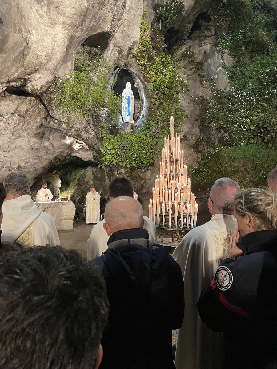 PelePompiers's tweet photo. Déjà la 3ème journée de notre pèlerinage à @lourdes_france. Encore de beaux moments de grâce ! 🙏
Une pensée particulière à nos disparus. 
@Eglisecatho @PompiersFR https://t.co/D57oNTYZLG