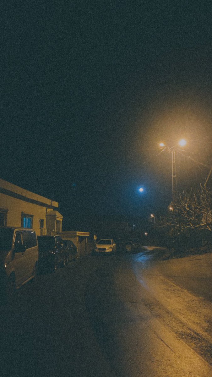Saat 1:07 ve karanlığın ortasında yağmurun altında hiçliğe yürüyorum..   

Hiçlik hiçliğe, hiçlik ile hamle yapacak…

youtu.be/Om7k6izmqGE?si…

#gece