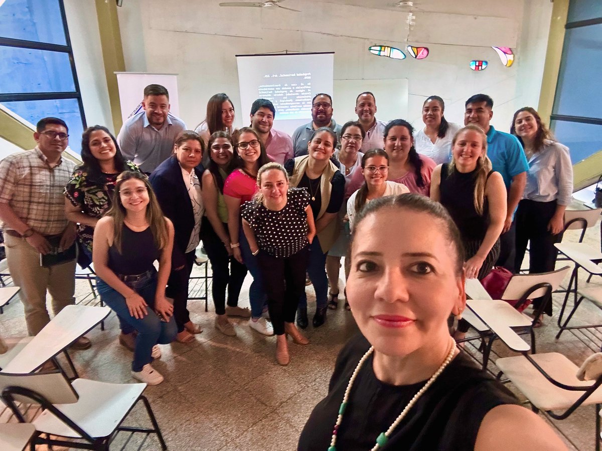 Disfrutando en este día especial de la vocación que siempre atrae gratitud: la “docencia”. Aquí con un grupo muy especial de alumnos, funcionarios del @indertpy <a href="/dgrpparaguay/">DGRP</a> y Catastro en el “Diplomado en Ley, Economía y Política de Tierras” en el <a href="/c_renecassin/">Instituto René Cassin</a>