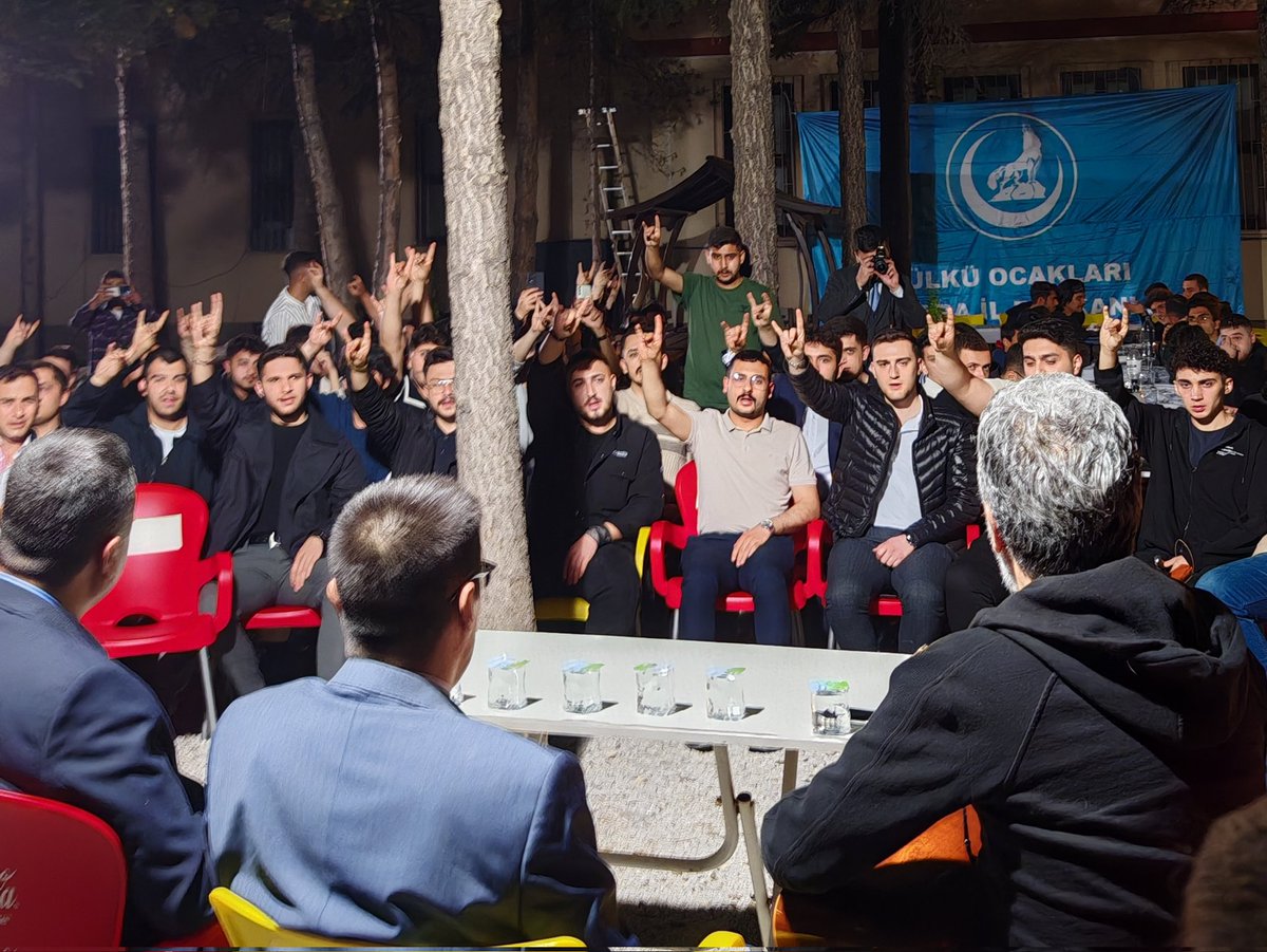 Ülkü Ocakları Ankara İl Başkanımız Ömer Şanlı ve kıymetli sanatçımız, dostumuz Ali Kınık ile birlikte Gazi Üniversitesi teşkilatımızı ziyaret ettik. Yürekleri vatan, bakışları bayrak, duruşları mızrak, sevdaları berrak olan genç ülküdaşlarımızla bir araya gelmekten mutluluk