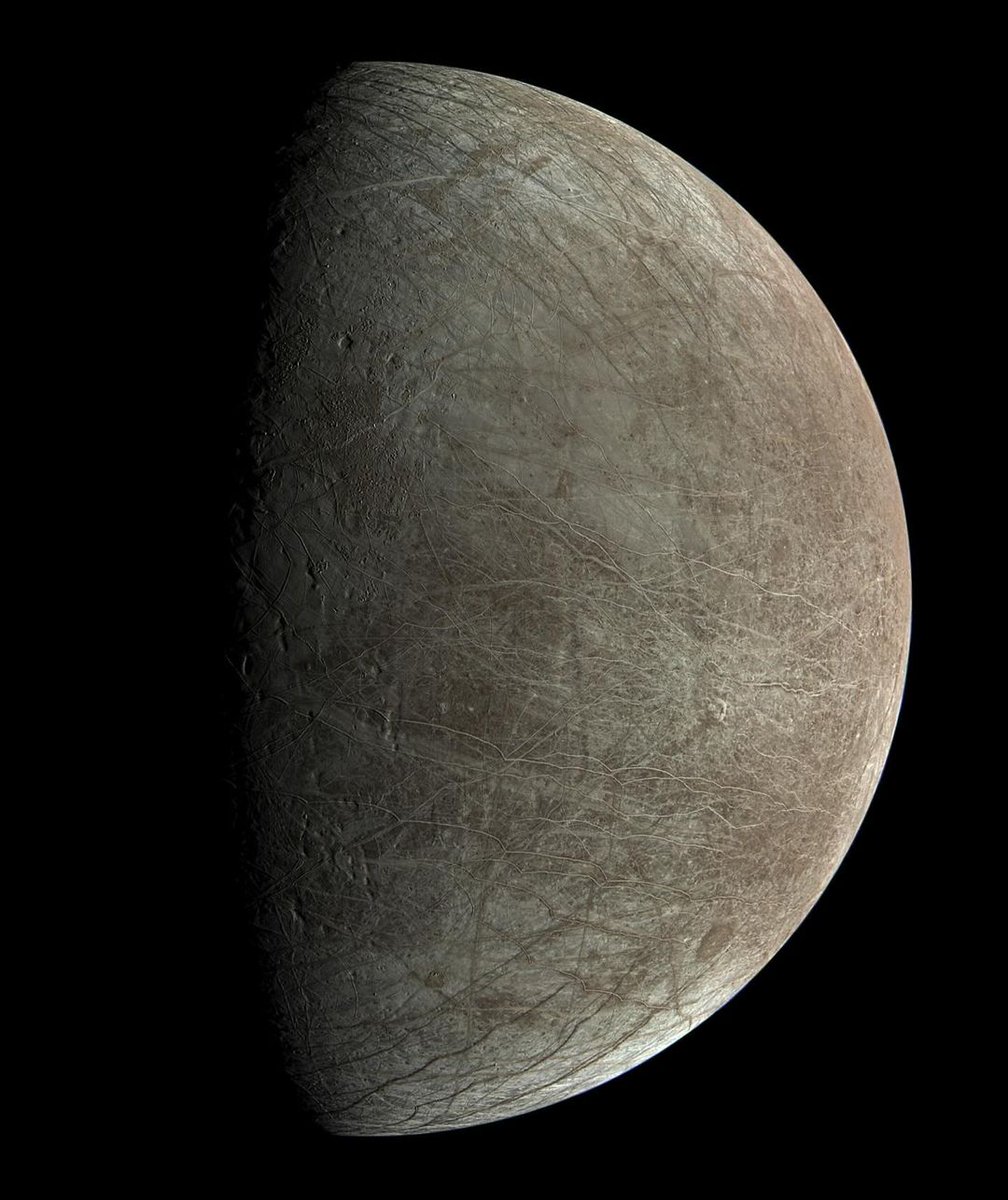 PERFECTLY IMPERFECT 🌗

NASA shared this stunning image of Jupiter’s moon Europa, which was taken by the Juno spacecraft as it flew 945 miles above the icy surface.

📸: NASA/IG