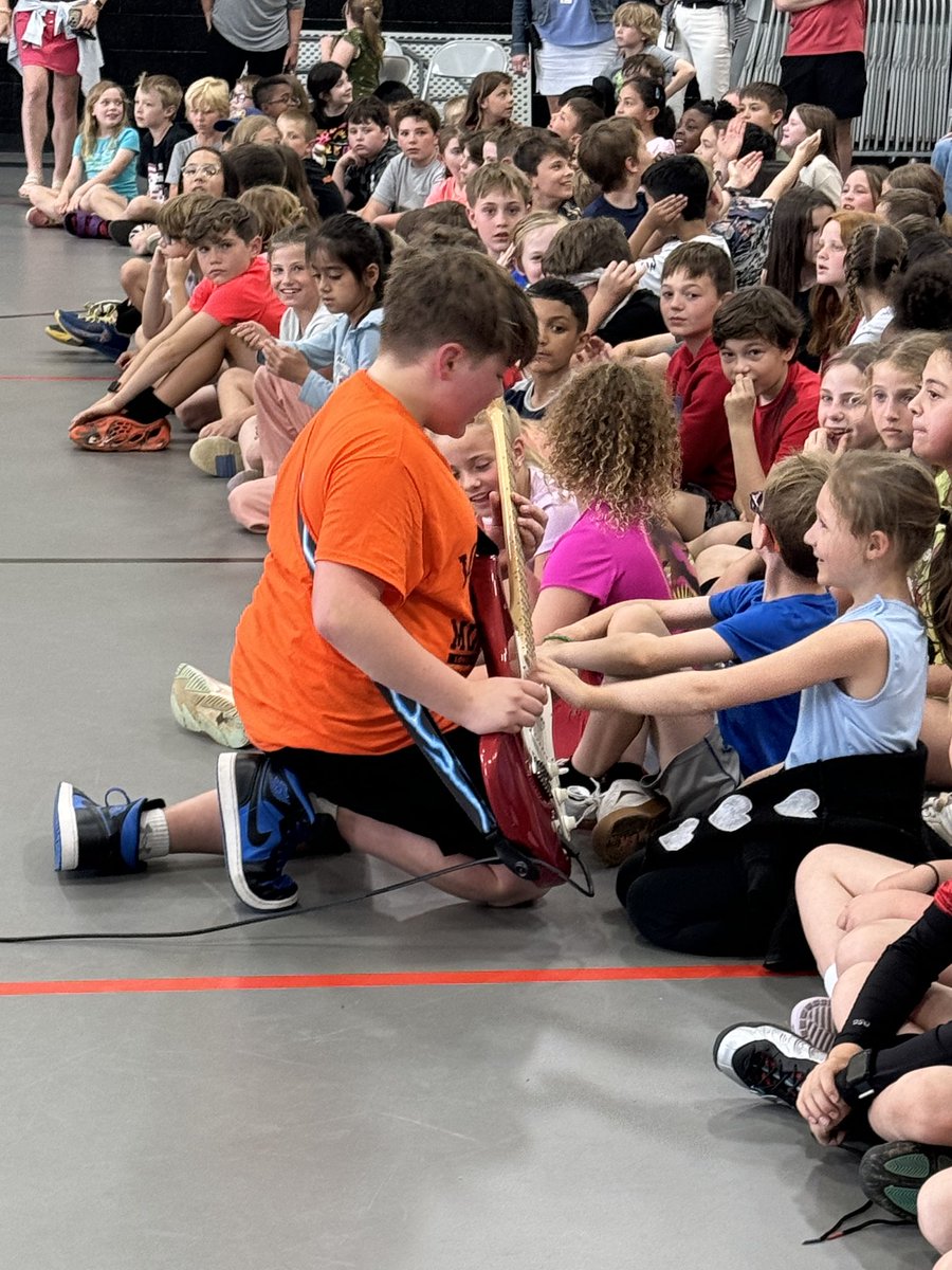 Our fantastic #LMSTigers Stage Band visited @LPStigers to show off their skills, connect with and play some tunes for our LPS and LES students! This is such a fun #beLOVEland tradition for the all kids involved. 😎🎶🐅 @LMS_LIS_Bands