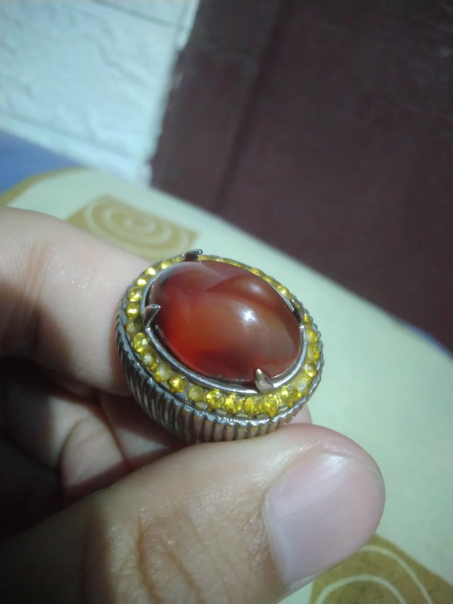 Yu di mahar batu cincinnya..!! dengan mahar satu buah rumah pinggir jalan berikut isinya di kota bogor Jawa barat minat serius silahkan DM kelebihan batu ini MAHAL #crazyrich #orangkaya #mahar #gemstone #gemstoneindonesia #batucincin #mahal #kaya #tajir #kolektor #koleksi #antik