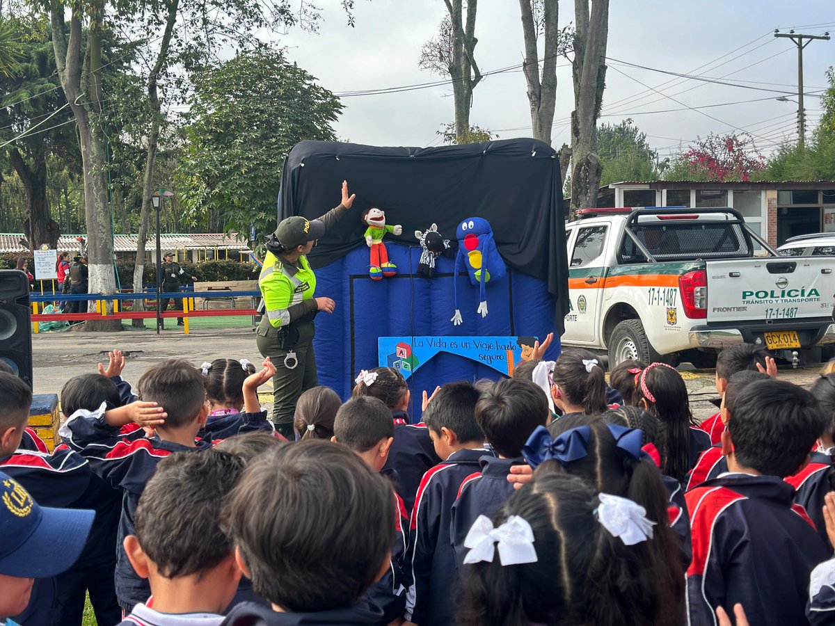 ¡Hoy nuestro grupo de prevención vial de Tránsito y Transporté Bogotá! Realiza actividades lúdicas para dar a conocer a niños, niñas y adolescentes la importancia de la seguridad como actores viales, para que desde temprana edad conozcan las normas básicas de educación vial.🚦🚸