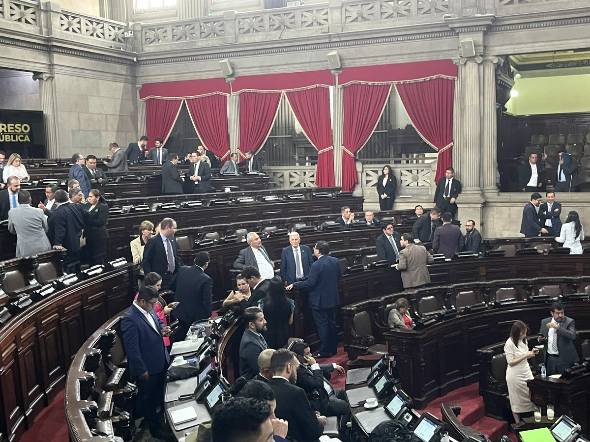 ⏸️ Por no tener quorum suficiente para aprobar en tercer debate la Ley de Competencia, el pleno pasa a otros puntos. 👉🏻 Aprobar una ley que cree una autoridad de competencia requiere 107 votos. Solo hay 96 diputados/as en el hemiciclo. Vía @jeanellydvg