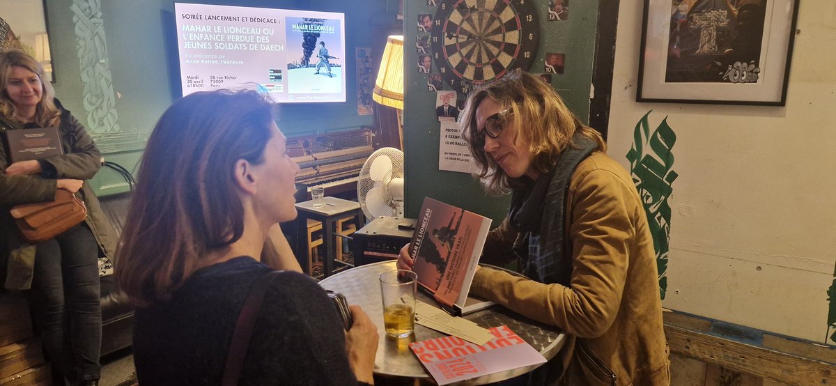 🔴 📚 Lancement de la BD d'@annepoiret, ce soir au @clubdissident. Nous remercions tous ceux qui se sont présentés et ont fait de cette soirée une réussite. Un merci tout spécial à @DelcourtBD pour avoir rendu cet événement possible. More power to your pen Anne !