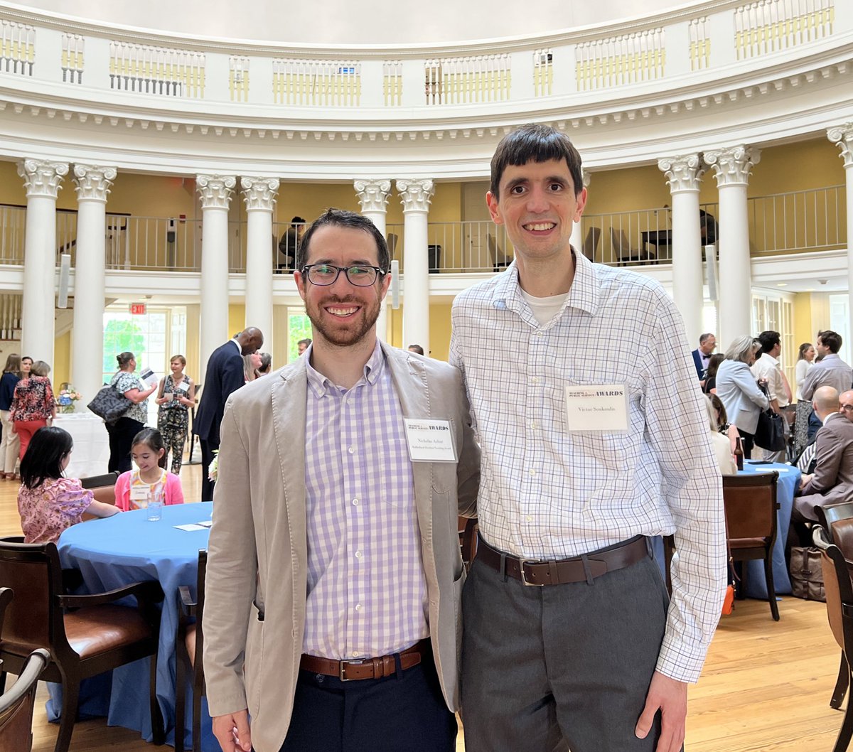 Congratulations to @Nick_Ashur for receiving the incredibly prestigious UVA All-University Teaching Award at a ceremony hosted by the University President! Amazing accomplishment and well-deserved recognition! @ChrisKramerMD @UvaDOM @CardioUva @UVACardsFellows