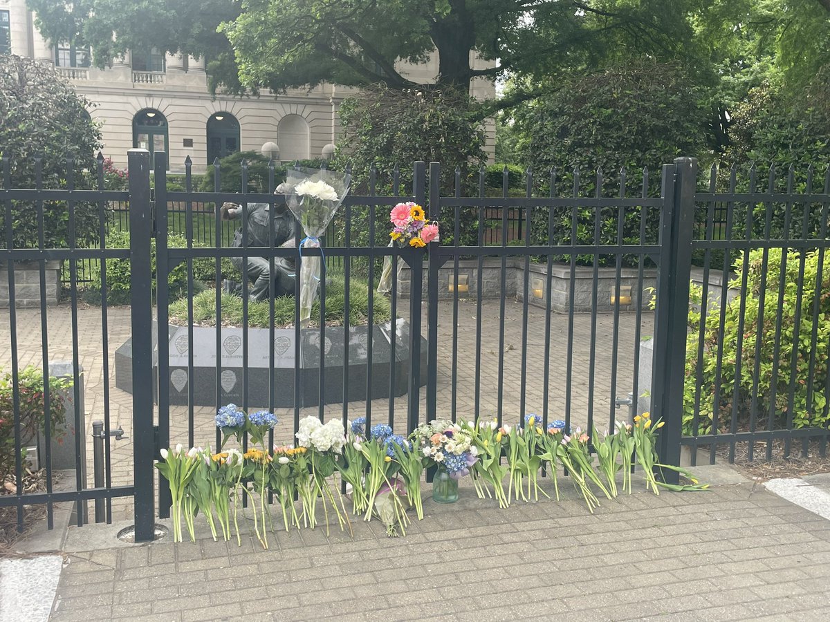 Growing memorials for the fallen officers are set up around Uptown, including in front of the federal courthouse and across from CMPD HQ. 🙏🖤 More: bityl.co/Pby9?utm_sourc…